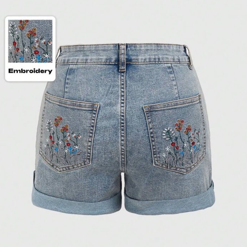 NWT Floral Embroidered Pocket Jean Shorts
